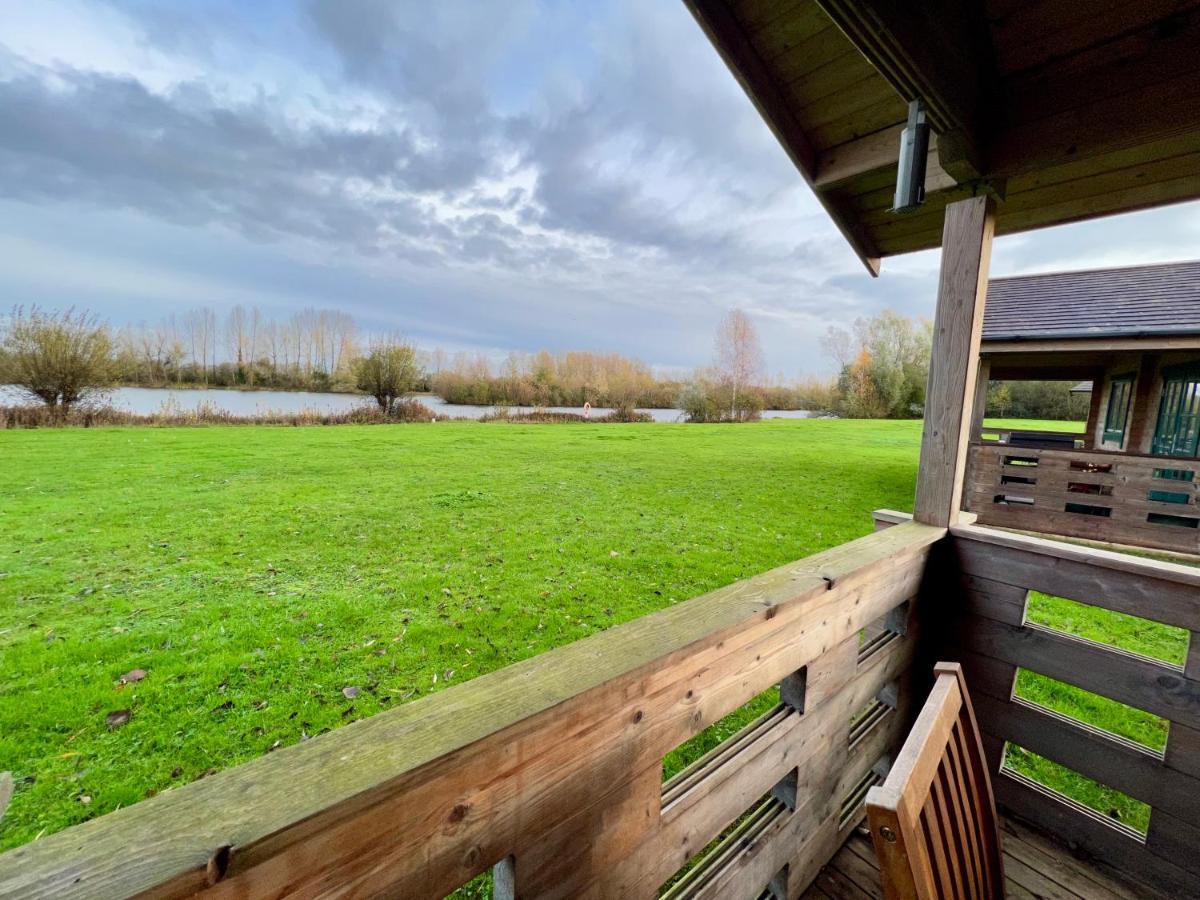 Lake Pochard, Oak Lodge South Cerney Exterior photo