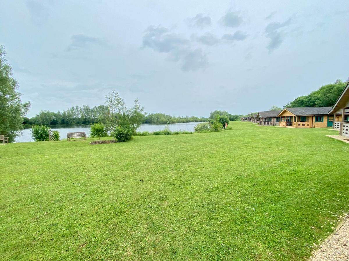 Lake Pochard, Oak Lodge South Cerney Exterior photo